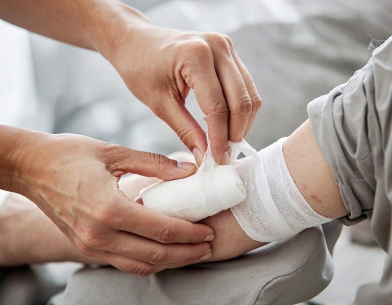 Personne faisant les premiers soins